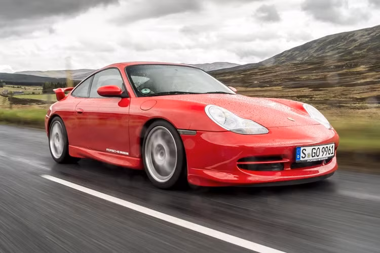 Porsche 996 GT3: Biến thể GT3 lần đầu tiên được giới thiệu trên thế hệ thứ 5 của dòng xe thể thao Porsche 911. Tên gọi này dùng để chỉ những chiếc xe được nâng cấp với những tiêu chuẩn thi đấu cho hạng mục GT3 của FIA. 