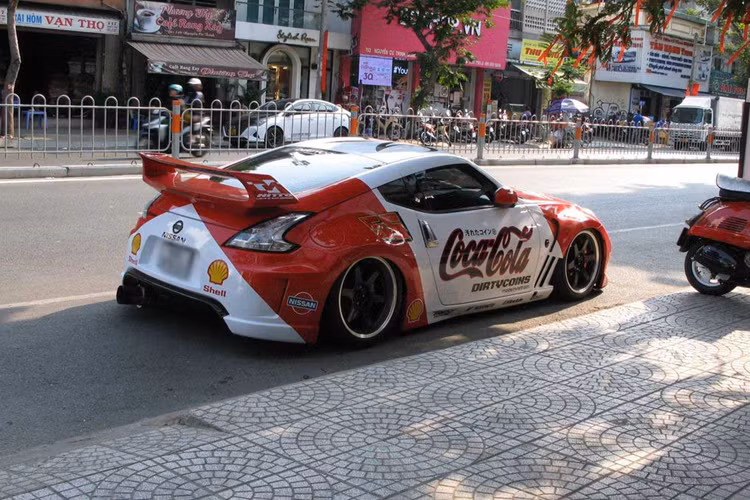 Nguyên bản Nissan 370Z khủng nhất Việt Nam được trang bị khối động cơ V6 3.7 lít hút khí tự nhiên giúp sản sinh công suất tối đa lên tới 332 mã lực và 365 Nm mô-men xoắn. Đi kèm với đó là hệ dẫn động cầu sau và hộp số tự động 7 cấp.