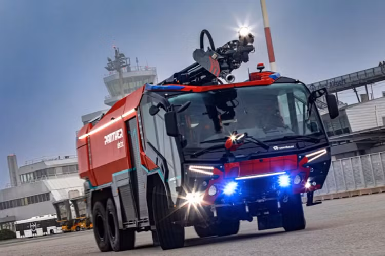 Ngoài ra, Rosenbauer Panther 6x6 Electric chạy điện còn được trang bị các công cụ chữa cháy hiện đại như hệ thống bơm công suất lớn, hệ thống bọt và tháp pháo với các thùng chứa có thể chứa đến 12.000 lít nước, 1.450 lít bọt, và 250 kg bột, đáp ứng đầy đủ nhu cầu dập tắt các đám cháy lớn trong môi trường khẩn cấp như đường băng sân bay.