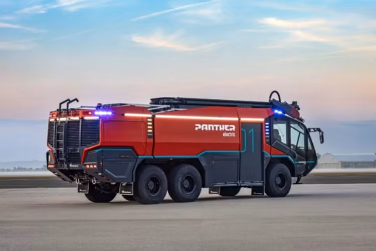Cung cấp sức mạnh cho Panther 6x6 Electric là bốn động cơ điện với tổng công suất lên đến 980 mã lực, có thể tăng lên 1.200 mã lực khi kích hoạt chế độ tăng tốc. Điều này giúp xe có thể tăng tốc từ 0-80 km/h trong 19,7 giây và đạt tốc độ tối đa 120 km/h.