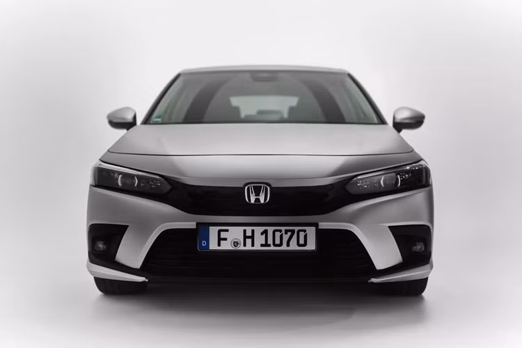 Người chế tác lớp sơn ngoại thất Honda Civic e:HEV bạc nguyên chất đặc biệt này là Stuart Semple, một nghệ sĩ, nhà hoạt động và tự xưng là “nhà vô địch về màu sắc” người Anh. Người họa sĩ này còn được mệnh danh là người đã mang đến cho thế giới màu hồng nhất, vàng nhất và đen nhất với những tác phẩm thú vị trong quá khứ.