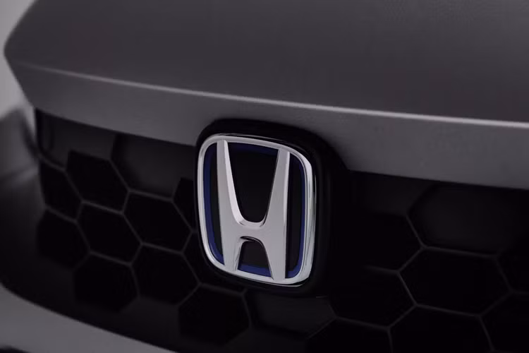 Thế hệ thứ 11 hiện tại của mẫu xe sedan Honda Civic e:HEV đã có mặt từ năm 2022 và đã được ra mắt phiên bản Facelift trong thời gian gần đây. Phiên bản Hybrid được trang bị hệ dẫn động bao gồm động cơ xăng 2.0 lít hút khí tự nhiên, động cơ điện và bộ pin lithium-ion.