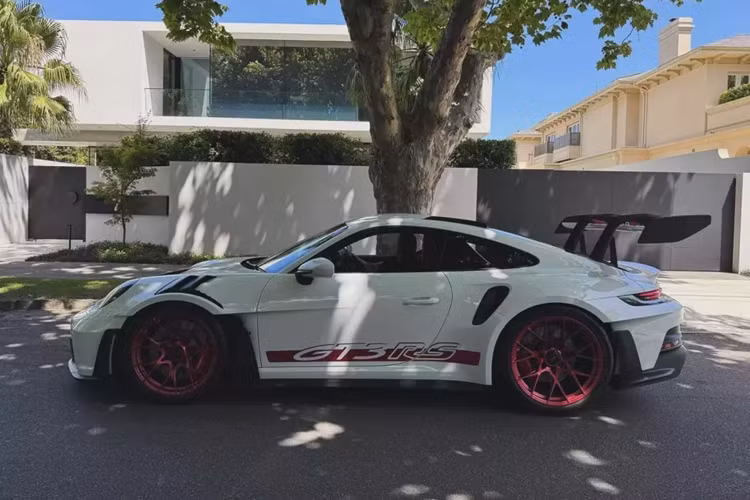 Trong các bức ảnh này dễ dàng nhận thấy điểm nhấn là 2 siêu phẩm Bugatti Chiron góp mặt, như vậy, đã có đến 3 chiếc Chiron được xác nhận tham dự Gumball 3000 2024, xe Chiron còn lại là của 1 đại gia đến từ Campuchia, và rất có thể số lượng xe Bugatti có thể tăng thêm ở ngày Gumball 3000 ra mắt Việt Nam.