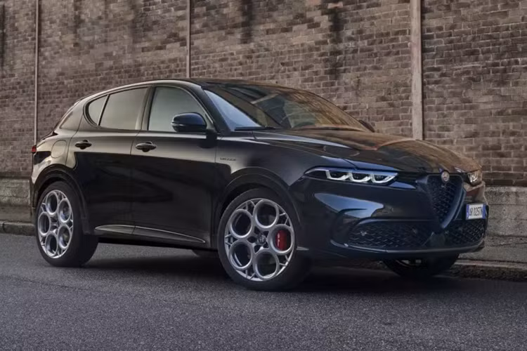 Tại triển lãm ôtô Paris, Alfa Romeo đã mang đến những sự thay đổi nhỏ cho mẫu xe Alfa Romeo Tonale 2025 mới, nhưng chỉ tập trung ở một vài tinh chỉnh nội thất. Có thể sẽ khiến bạn không thoải mái khi chờ đợi phiên bản 2025 của chiếc xe crossover hạng sang cỡ nhỏ đến từ Ý.