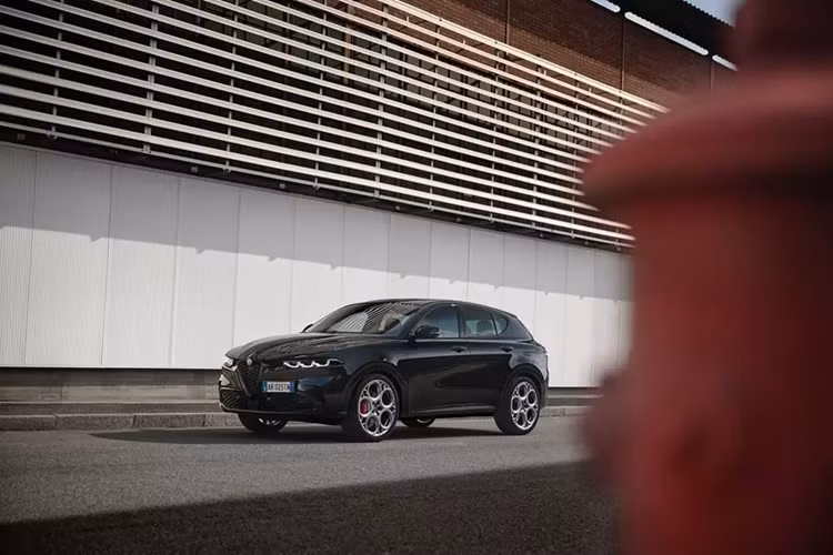 Điểm nhấn của mẫu xe SUV Alfa Romeo Tonale 2025 chính gầm trung tâm thấp hơn được thiết kế lại có một thứ mà không ai yêu cầu, một bộ chọn số quay thay thế cần số truyền thống. Alfa cũng tuyên bố đã tối ưu hóa cụm đồng hồ, được cho là cải thiện khả năng hiển thị thông tin trên xe như đồng hồ và đồng hồ đo nhiên liệu.
