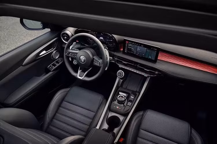 Và trong khi BMW X1 có cảm giác cao cấp hơn, thì cabin của Tonale vẫn là một nơi khá ổn để thư giãn. Alfa cũng đã đơn giản hóa dòng sản phẩm Tonale tại châu Âu, loại bỏ phiên bản Tributo Italiano hàng đầu, thay vào đó, người mua hiện chỉ còn lại 2 lựa chọn là Sprint cơ bản hoặc Veloce thể thao hơn.