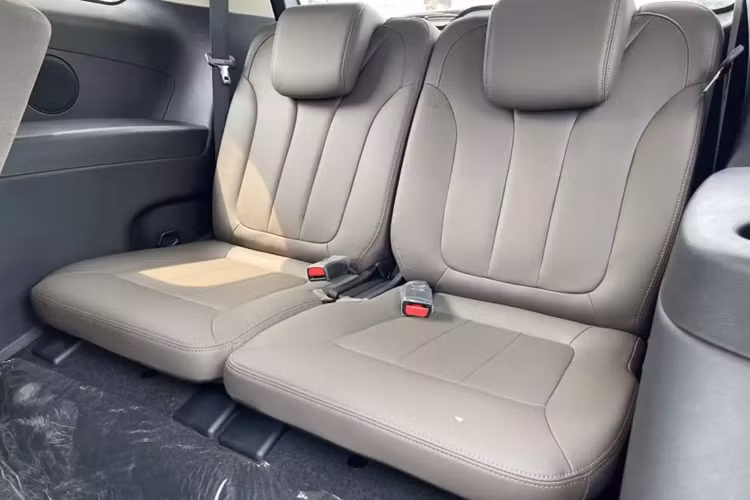 Lưng ghế và tựa đầu của hàng ghế thứ ba đều có thể điều chỉnh. Những trang bị đáng chú ý của mẫu MPV thuần điện này gồm có ghế trước chỉnh cơ 6 hướng, bảng đồng hồ kỹ thuật số 5 inch, màn hình cảm ứng trung tâm 12,8 inch có thể xoay 90 độ, hỗ trợ kết nối Apple CarPlay/Android Auto không dây và điều khiển bằng giọng nói, cho phép đóng/mở kính cửa sổ cũng như chỉnh điều hòa.
