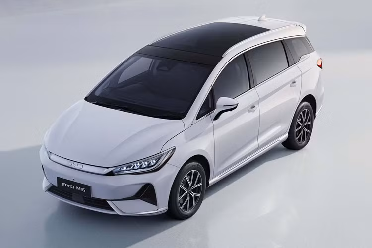 "Trái tim" của BYD M6 là mô-tơ điện mạnh 161 mã lực nằm trên cầu trước. Mô-tơ điện này kết hợp với pin có dung lượng 55,4 kWh, mang đến phạm vi di chuyển 420 km sau một lần sạc đầy pin theo tiêu chuẩn NEDC.