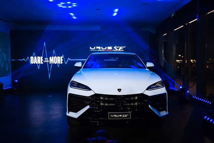 Tại thị trường Việt Nam, mức giá xe Lamborghini Urus SE chính hãng được chào bán từ 15,5993 tỷ đồng (đã bao gồm VAT). 