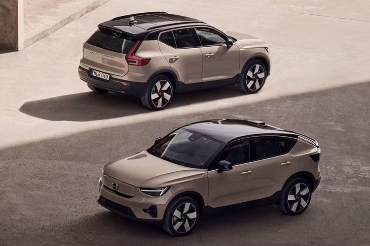 Ngoài ra, mẫu xe SUV điện Volvo EC40 còn có hỗ trợ giữ làn đường, giảm thiểu chệch làn đường tích hợp phát hiện lề đường, cảnh báo điểm mù có hỗ trợ đánh lái cùng cảnh báo phương tiện cắt ngang khi lùi. 