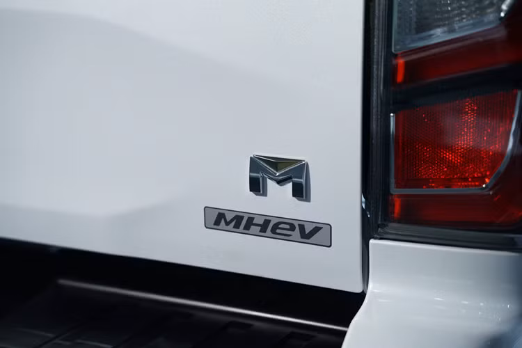 Mỗi lần sạc đầy pin, xe có thể đi được khoảng 300 km. Isuzu hy vọng có thể cải thiện con số này trên xe thương mại hoàn chỉnh.