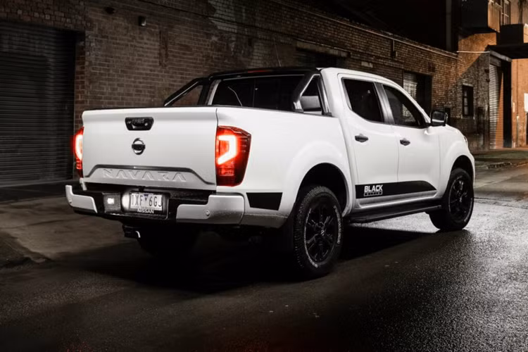 Mức giá xe Nissan Navara ST Dual Cab Auto 4×4 tiêu chuẩn hiện đang được chào bán 54.990 AUD (36.240 USD, khoảng 900 triệu đồng), trong khi phiên bản Black Edition có giá khởi điểm 60.490 AUD (tương đương 39.920 USD khoảng 992 triệu đồng).