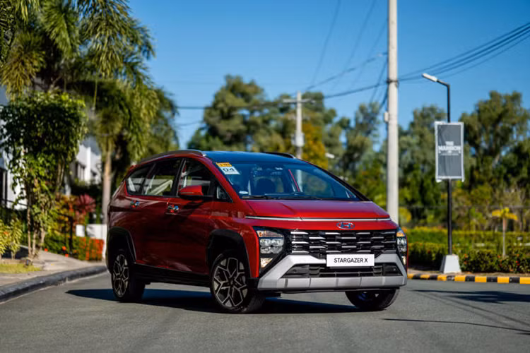 Về công nghệ an toàn, Stargazer X được trang bị gói Hyundai SmartSense, bao gồm hỗ trợ phòng tránh va chạm với người đi bộ, hỗ trợ tránh va chạm điểm mù, hỗ trợ phòng tránh va chạm phía sau, đèn tự động thông minh và hỗ trợ giữ làn đường. Đây đều là những tính năng đã có trên phiên bản Stargazer Cao cấp đang bán tại Việt Nam.