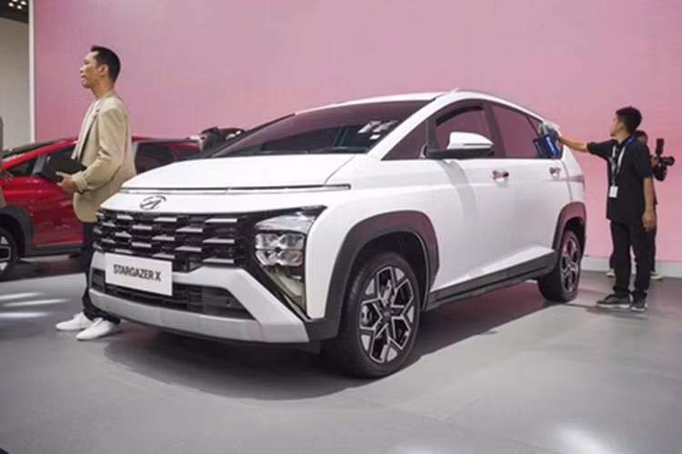 Các trang bị nổi bật trên Hyundai Stargazer X có: hệ thống âm thanh Bose (trên bản Prime cao nhất), bảng đồng hồ kỹ thuật số giống Creta, phanh tay điện tử, bộ sạc điện thoại không dây và Apple CarPlay / Android Auto không dây,…