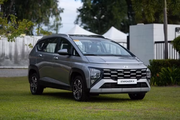 Mâm xe của Hyundai thường được thiết kế một cách tỉ mỉ, có thể thấy điều này qua họa tiết hoa hai tông màu trên bộ vành 17 inch, được bao bởi bộ lốp Goodyear 205/55. Đáng chú ý, trên nóc xe còn xuất hiện thêm thanh chằng đồ. Ở phía sau, thiết kế của Hyundai Stargazer X gần như vẫn được giữ nguyên.