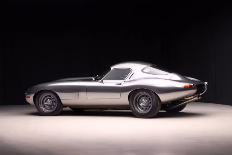 Chiếc xe Eagle Jaguar E-Type đấu giá này mới chỉ chạy được 9.495 km kể từ khi Eagle chế tạo. Hiện tại, giá của chiếc xe đã được trả lên tới 800,000 Đô và cuộc đấu giá sẽ kết thúc vào ngày 5 tháng 6.