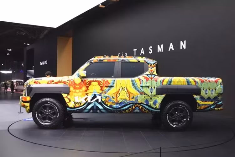 Cái tên Tasman của xe được dự đoán là bắt nguồn từ vùng biển nằm giữa Úc và New Zealand. Khác với người anh em cùng tập đoàn là Hyundai Santa Cruz hiện đang bán ở Bắc Mỹ, Kia Tasma không dùng khung gầm liền khối của ô tô con. Thay vào đó, xe được phát triển dựa trên khung gầm sát-xi rời của mẫu SUV cỡ lớn Kia Mojave.