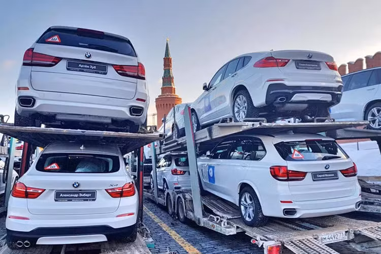 Nhan vien hang “tuon” hon 100 chiec xe sang BMW sang Nga