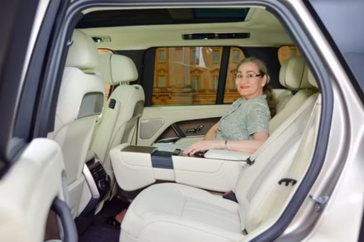 Chiếc SUV hạng sang thương hiệu Anh quốc này còn có cả công nghệ khử tiếng ồn chủ động, hệ thống lọc không khí trong khoang nội thất giúp bảo vệ tối đa sức khỏe của người dùng.