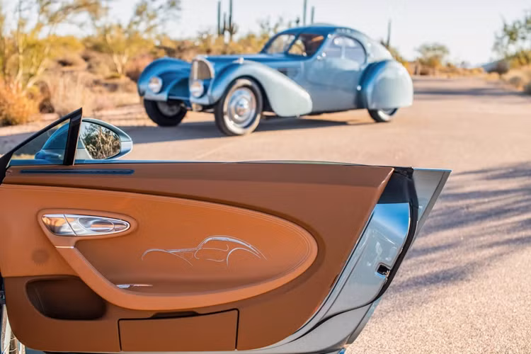 Bề mặt tapi cửa cũng được trang trí với hình ảnh của chiếc Bugatti Type 57 SC Atlantic.