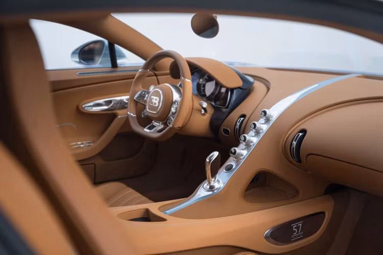 Chiếc Chiron Super Sport "57 One of One" sở hữu nội thất được bọc da cổ điển Gaucho màu nâu, đi kèm các chi tiết trang trí tương phản được mạ chrome sáng.