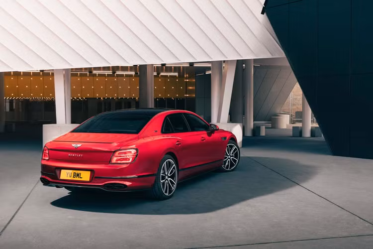 Chiếc sedan có động cơ 2.9 lít trong khi chiếc SUV sử dụng động cơ 3,0 lít lớn hơn một chút. Bentley cho biết Continental GT và GT Convertible cũng sẽ được điện khí hóa vào cuối năm nay có thể được phát triển dựa trên nền tảng Ultra Performance Hybrid mới. Hiện mức giá xe Bentley Edition 8 2024 chưa công bố.