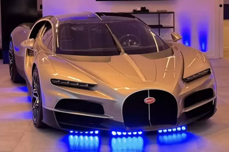 Tháng 6 vừa qua, hãng siêu xe của nước Pháp - Bugatti đã chính thức trình làng mẫu xe mới tinh, thay thế dòng xe Chiron đã bị khai tử với 500 xe sản xuất toàn cầu, cùng giá bán 2,6 triệu đô la, họ gọi đây là kỷ nguyên mới của mình, và tên xe rất liên quan đến bộ máy của các đồng hồ, đó là Bugatti Tourbillon 2026 mới.