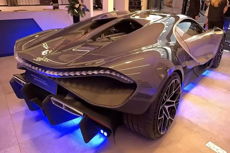 Cụ thể là siêu xe Bugatti Tourbillon sở hữu động cơ V16, hút khí tự nhiên, dung tích 8,3 lít do Cosworth thiết kế có tốc độ quay 9.000 vòng/phút, tạo ra công suất mạnh mẽ 986 mã lực, gần như ngang bằng với công suất của máy W16 trên xe Veyron nguyên bản (987 mã lực), nhưng hoạt động mà không cần sự trợ giúp của 4 tăng áp.