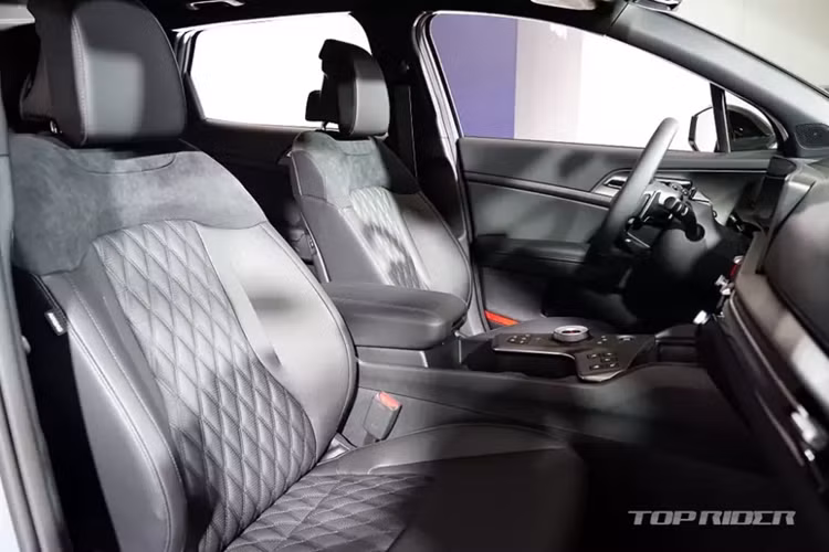 Thứ hai là hệ truyền động hybrid, bao gồm máy xăng 4 xi-lanh, tăng áp, dung tích 1.6L như trên và mô-tơ điện mạnh hơn trước với công suất tối đa 47,7 kW (khoảng 65 mã lực). Phiên bản hybrid có thêm hệ thống phanh tái sinh năng lượng thông minh và chế độ lái khi trên xe có trẻ sơ sinh.