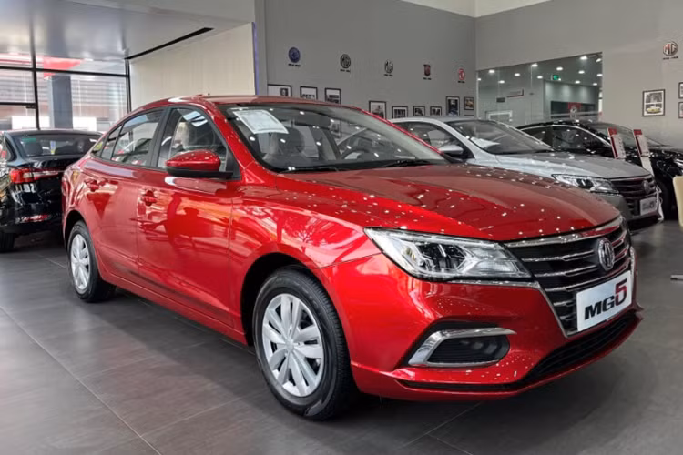 Sau ưu đãi, giá xe MG5 MT chỉ còn 315 triệu đồng. Tuy nhiên, số lượng xe còn lại cũng rất hạn chế. Mức ưu đãi này giúp giá bán của mẫu sedan hạng C MG5 MT giờ đây còn thấp hơn giá của Hyundai Grand i10 (360 triệu đồng).