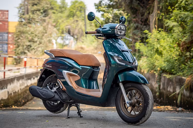  Honda Stylo 160 2024 mới là mẫu xe ga đã lần đầu tiên trình làng tại thị trường Indonesia vào hồi tháng 2/2024. Sau gần 2 tháng, những chiếc xe ga thời trang này đã ồ ạt xuất hiện tại Việt Nam thông qua con đường nhập khẩu tư nhân. 