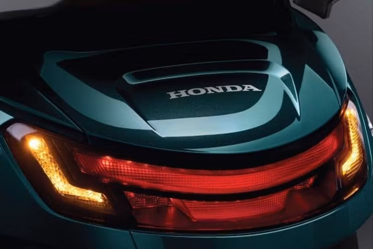 Những trang bị đáng chú ý khác của Honda Stylo 160 bao gồm bình xăng có thể tích 5 lít, cụm đồng hồ kỹ thuật số có màu và chìa khóa thông minh tích hợp báo động chống trộm. Hệ thống đèn LED từ trước ra sau được trang bị tiêu chuẩn cho cả phiên bản ABS và CBS của xe.