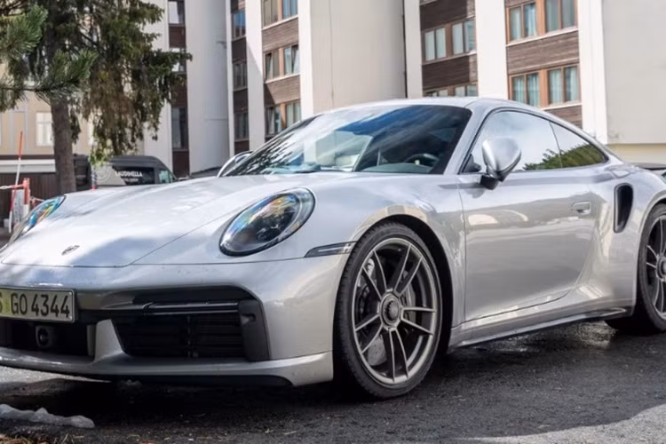 Khu vực nắp động cơ, nắp bình nhiên liệu và logo Porsche còn sở hữu màu sơn độc quyền mang tên ‘Turbonite’ khá ấn tượng. Xe được trang bị tiêu chuẩn mâm 911 Turbo S Exclusive Design màu Turbonite kích thước 20 inch ở cầu trước và 21 inch ở cầu sau hoặc tùy chọn mâm Sport Classic màu trắng.