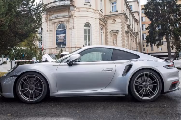 Về nội thất, bên trong khoang cabin của siêu xe Porsche 911 Turbo 50 Years nổi bật với họa tiết caro cùng logo “Turbo 50” xuất hiện tại nhiều vị trí như bệ cửa, tựa đầu… Điểm đáng chú ý trong nội thất của xe là chiếc đồng hồ đặc biệt làm điểm nhấn trên đỉnh táp-lô.