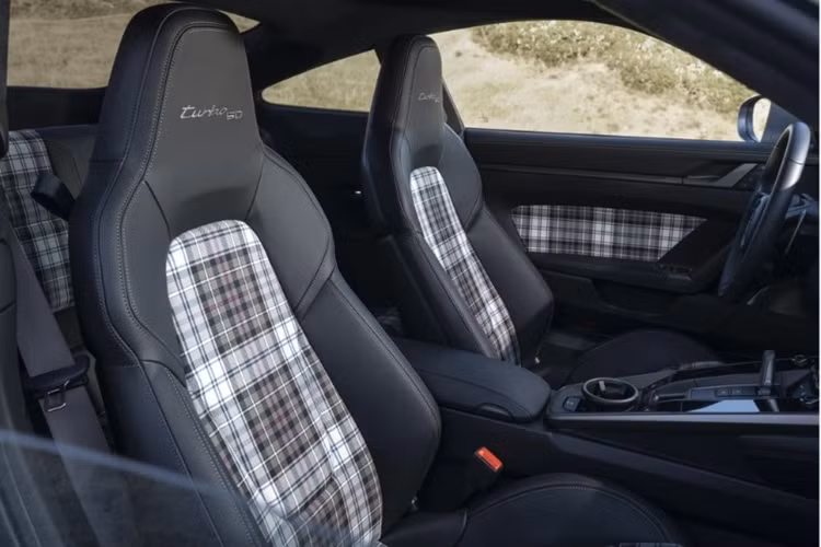 Porsche cung cấp cho người dùng gói tùy chọn Heritage Design Package với màu ngoại thất xanh lục Aventurine Green metallic lạ mắt, đi cùng số đeo trên thân xe, logo 50 years of Turbo.