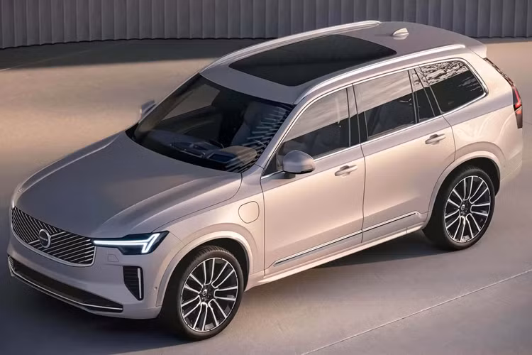 Được công bố vào tháng 3/2021, chiến lược đầy tham vọng này kêu gọi chấm dứt sản xuất ôtô sử dụng động cơ đốt trong vào năm 2030. Tuy nhiên vài tháng trước, thương hiệu thuộc sở hữu của Geely đã điều chỉnh lại mục tiêu của mình bằng cách tuyên bố rằng ôtô sử dụng động cơ đốt trong sẽ tiếp tục hoạt động và mẫu xe SUV XC90 sẽ tiếp tục sản xuất.