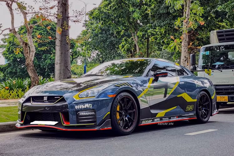  Nissan GT-R Nismo Special Edition đặc biệt phiên bản hiệu suất cao này có giá khởi điểm từ 220.000 USD (khoảng 5,59 tỷ đồng) tại nước ngoài và dự kiến giá sau thuế ở Việt Nam là trên 15 tỷ đồng. Phiên bản này cũng chỉ được sản xuất giới hạn 300 chiếc trên thế giới.