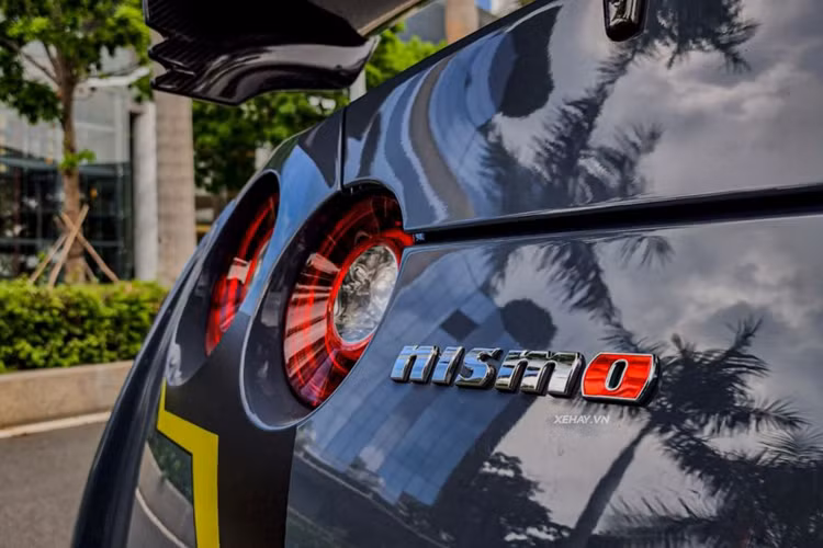 Chiếc Nissan GT-R Nismo Special Edition duy nhất tại Việt Nam được trang bị bộ mâm đa chấu sơn đen với kích thước 20 inch, tô điểm với đường viền màu đỏ và dòng chữ “Nismo”. Bên trong nổi bật với cùm phanh màu vàng và đĩa phanh gốm carbon.