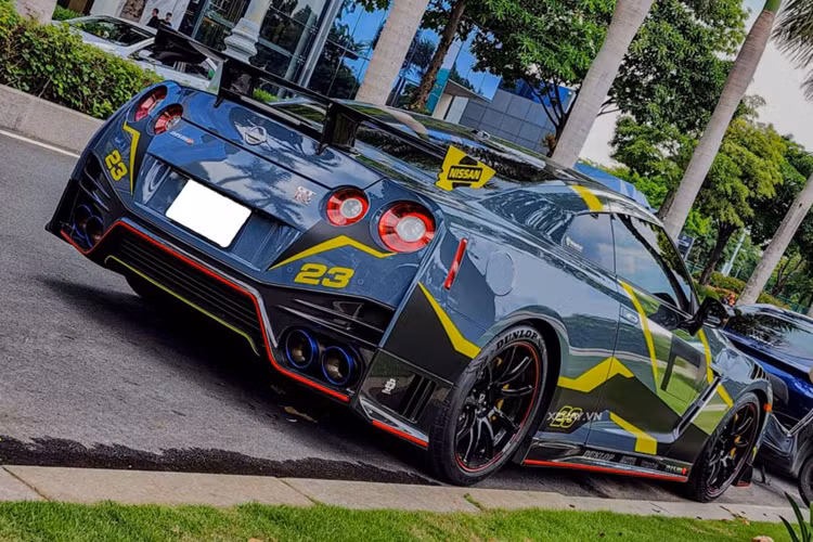 Nissan GT-R Nismo cũng có nhiều chi tiết được làm từ chất liệu carbon như cản trước/sau, hốc gió vòm bánh xe, mui xe, nắp capô, cánh lướt gió phía trước và sau, vỏ gương hay cả ốp sườn thể thao bên hông.