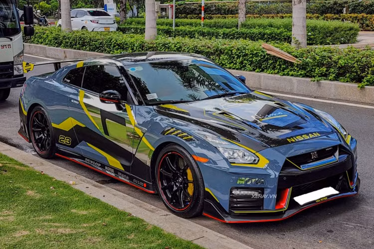 Nguyên bản chiếc Nissan GT-R Nismo tại Việt Nam sở hữu ngoại thất màu xám xanh có tên Stealth Grey, nhưng giờ đây xe lại được dán khá nhiều decal trang trí xung quanh.