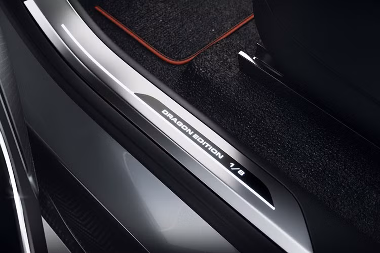Overfinch đã dành gần 1 năm nghiên cứu để cho ra đời gói nâng cấp Dragon Edition này. Mức giá xe Range Rover Dragon Edition là 199.000 bảng Anh (tương đương 6 tỷ đồng).