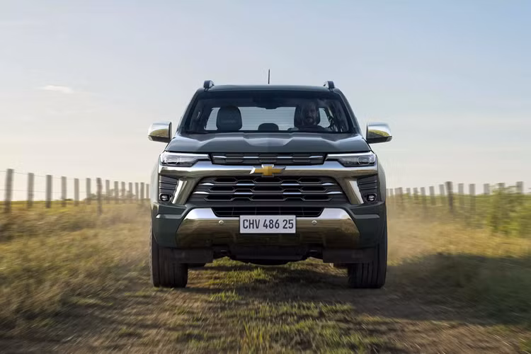 Chevrolet S10 chính là mẫu xe từng được phân phối chính hãng tại Việt Nam và hiện nay vẫn có không ít xe đang lưu thông bình thường trên đường phố. Sau khi GM rút khỏi khu vực Đông Nam Á và không còn bán các sản phẩm của mình, hãng vẫn tiếp tục kinh doanh tại những lục địa khác như Nam Mỹ.