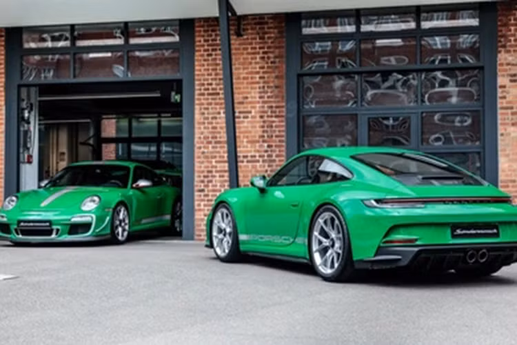 Ngoài các màu sơn có sẵn, Porsche còn cung cấp cho khách hàng khả năng cá nhân hóa màu sơn của xe thông qua dịch vụ Paint-To-Sample Plus. Hồi tháng 2 năm nay, một khách hàng tên là Michael Essmann đã bày tỏ mong muốn hãng tạo tạo ra màu sơn của riêng mình và hãng đã thực hiện của người đàn ông này, đồng thời đặt luôn màu sơn mới là Xanh Essmanngreen.