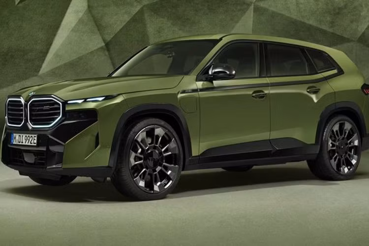  BMW BMW đã ra mắt một số tùy chọn màu sơn mới của năm 2023, đặc biệt là trên mẫu SUV XM. Nổi bật trong số đó là Xanh Urban Green, được lấy cảm hứng từ màu xanh ô liu xuất hiện trên các phương tiện quân sự.
