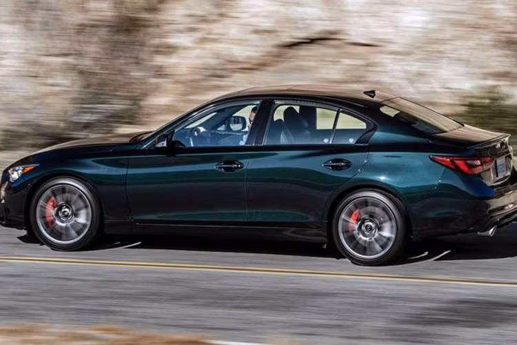  Infiniti Infiniti ra mắt phiên bản đặc biệt của Q50 trong năm nay với màu sơn đặc biệt mang tên Black Opal metallic. Theo nhà sản xuất ô tô, ngoại thất của mẫu xe này có thể có màu xanh lam, xanh lá cây hoặc tím tùy thuộc vào cường độ ánh sáng và góc chiếu.