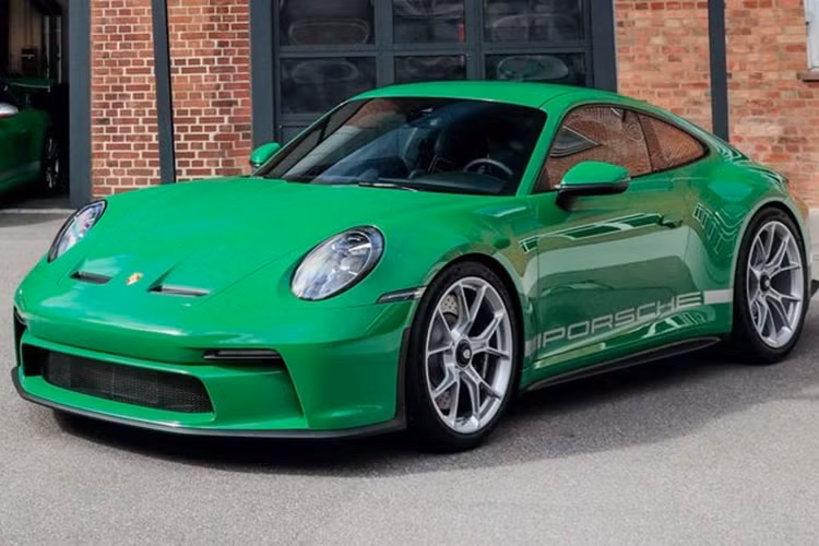  Porsche Bộ phận tùy chỉnh Sonderwunsch của Porsche đã tạo ra một màu ngoại thất đặc biệt cho Panamera 2024 có tên là Tím Leblon Violet metallic. Màu sắc này có tông nền là tím đậm kết hợp với điểm nhấn màu nâu hạt dẻ.