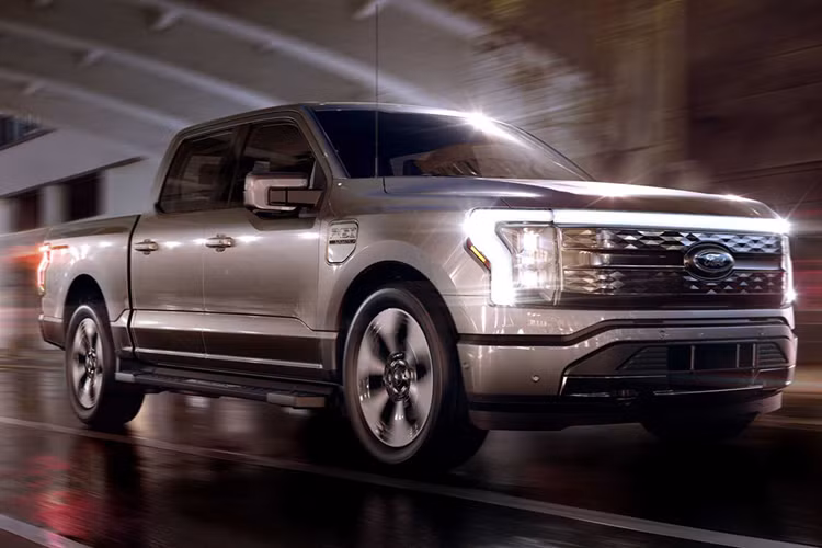 Không giống như một số dòng xe điện khác của Ford như E-Transit hay Mustang Mach-E, mẫu bán tải điện F-150 Lightning vẫn được áp dụng khoản tín dụng thuế liên bang 7.500 USD (183 triệu đồng) trong bối cảnh có các quy định mới trong Đạo luật Giảm lạm phát.