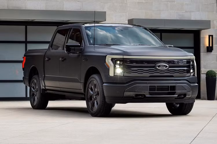 Ford còn loại bỏ cấu hình XLT Extended Range và Lariat Standard Range, chỉ giữ lại Lariat Extended Range nhưng giá bản này cũng tăng nhẹ 2.000 USD (48 triệu đồng) để đạt tới mức 81.950 USD (1,996 tỷ đồng).