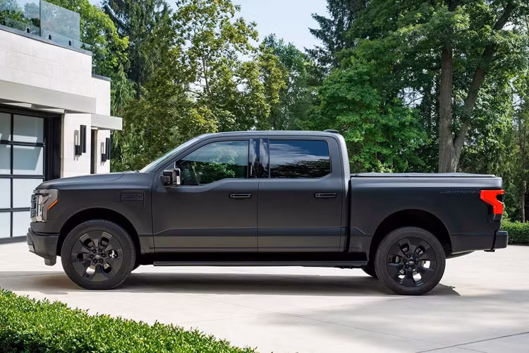 Điều này khiến mẫu xe bán tải chạy điện của Ford mất đi vị thế tốt so với đối thủ Tesla Cybertruck, vốn có giá khởi điểm 60.990 USD (1,486 tỷ đồng) nhưng đang thu hút nhiều sự chú ý hơn nhờ nhiều công nghệ tân tiến và kiểu dáng lạ mắt, ấn tượng.