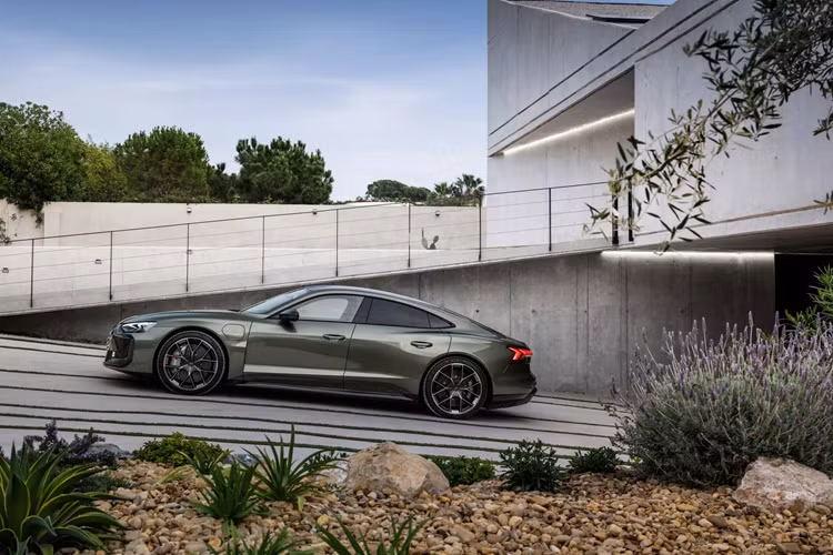 Trên thế giới, dòng xe điện Audi e-tron GT 2025 có 3 cấu hình gồm S e-tron GT tiêu chuẩn, RS e-tron GT ở tầm giữa và RS e-tron GT Performance cao cấp nhất, mạnh mẽ nhất.